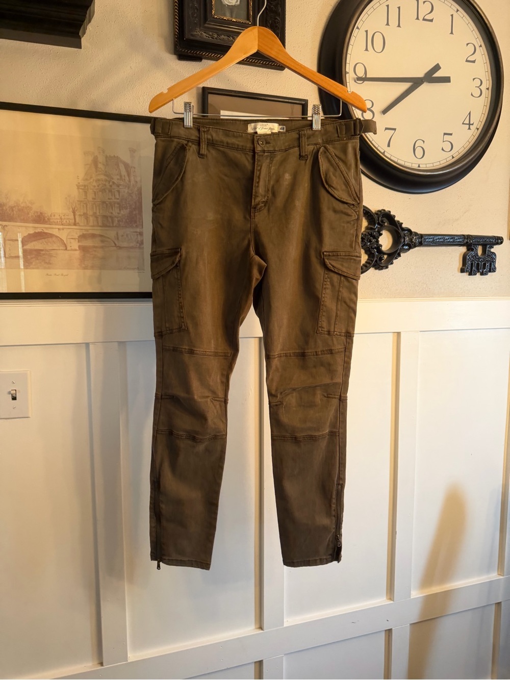 Women’s Skinny Cargo Pants in Olive Green k430